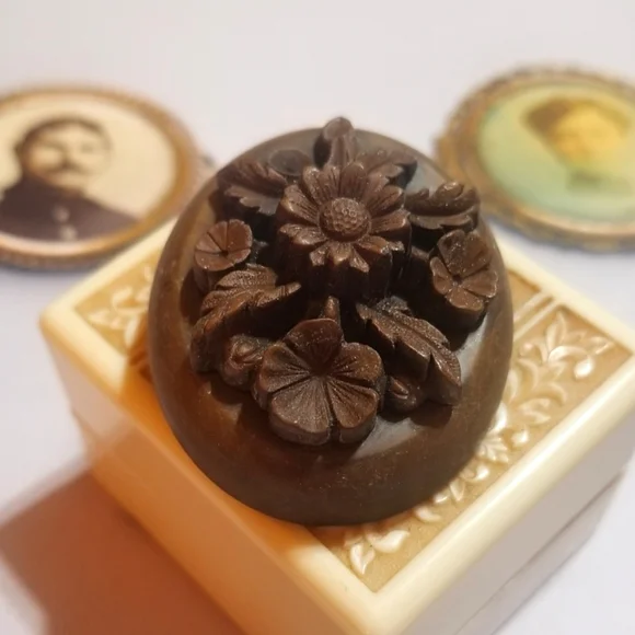 Victorian VULCANITE Mourning Brooch ~High Relief ~Rare Indeed - Picture 6 of 7